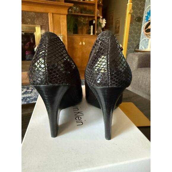 Calvin Klein Callie Patent Snake Print Wedge Peep Toes Sz. 7.5 - Picture 3 of 6